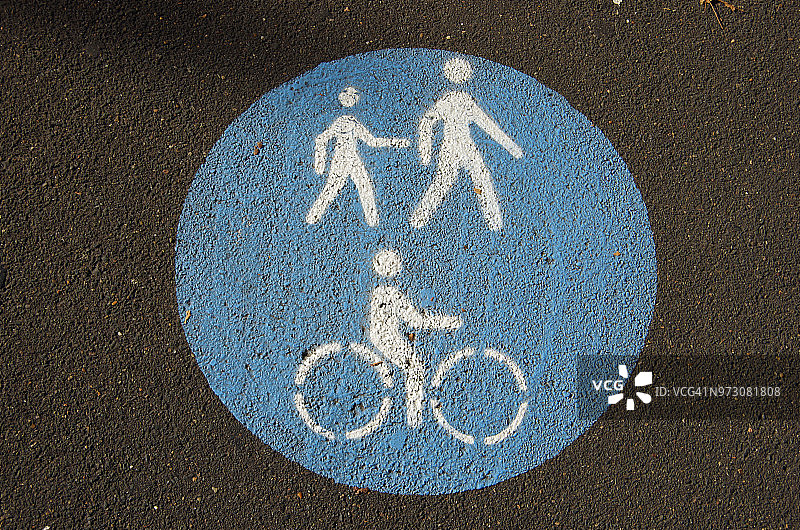 印在沥青上的标志，指示自行车和行人共用的道路图片素材