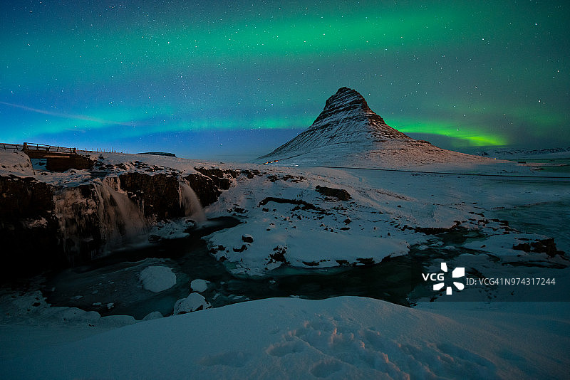 大自然的力量:冰岛惊人的北极光图片素材