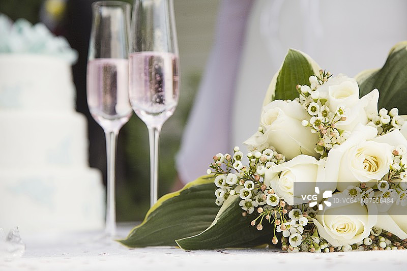 婚礼花束和香槟酒杯图片素材