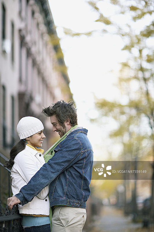 快乐的情侣在户外拥抱图片素材