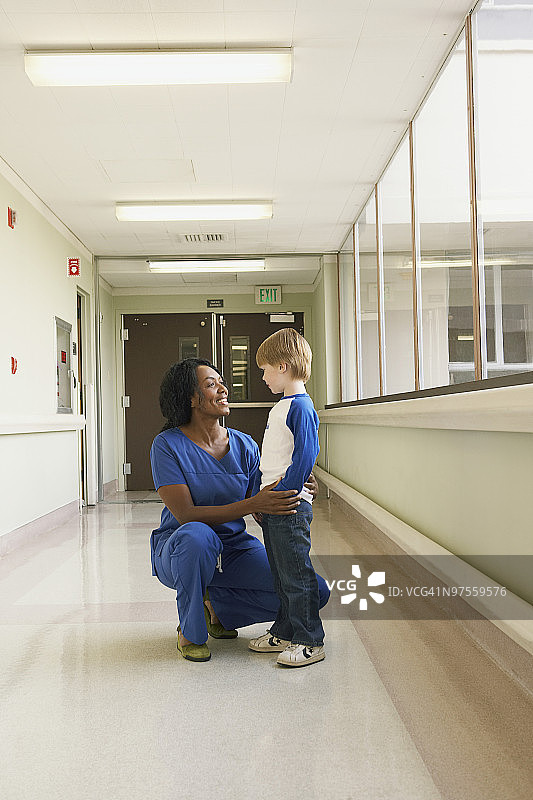护士和病人在医院走廊里图片素材