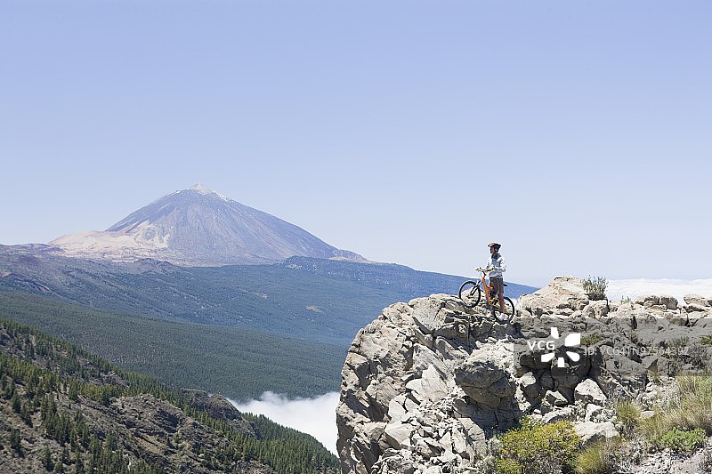 山顶上骑山地自行车的人图片素材