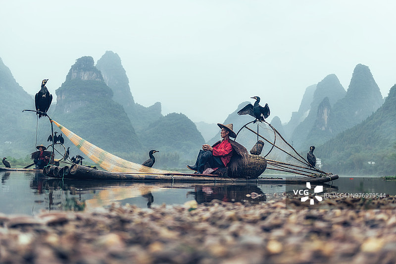 竹筏上的中国渔民图片素材