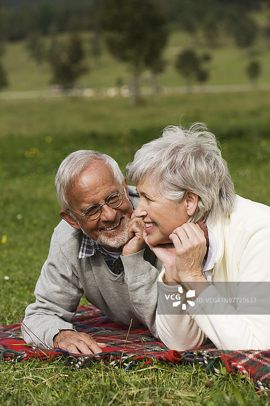 奥地利，卡温德尔，一对老年夫妇在草地上休息图片素材