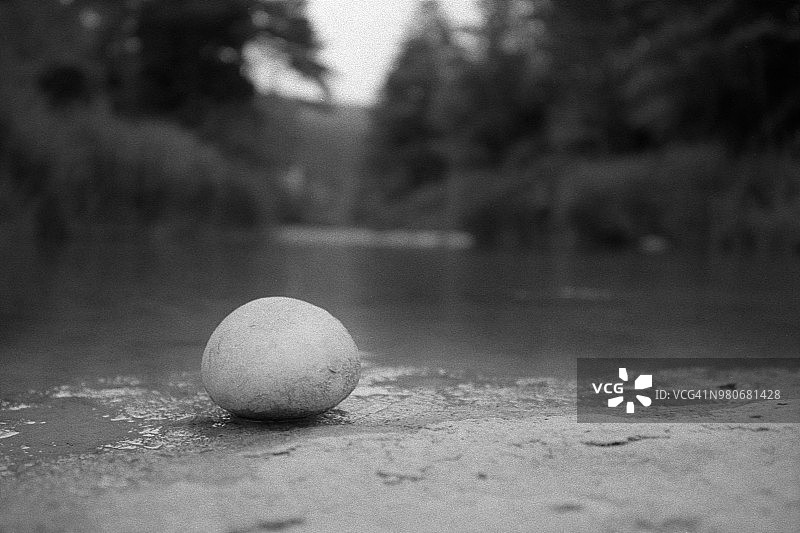 湖里的石头图片素材