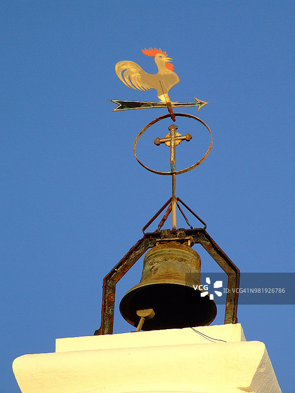 葡萄牙阿连特霍市维拉诺瓦德密尔丰特斯的一座钟楼上的风标图片素材