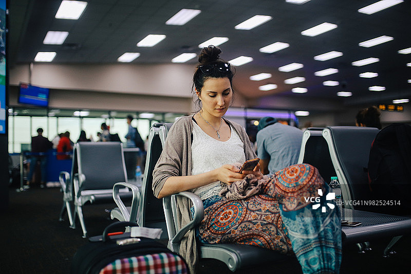 在泰国甲米独自等待航班的女性旅行者图片素材