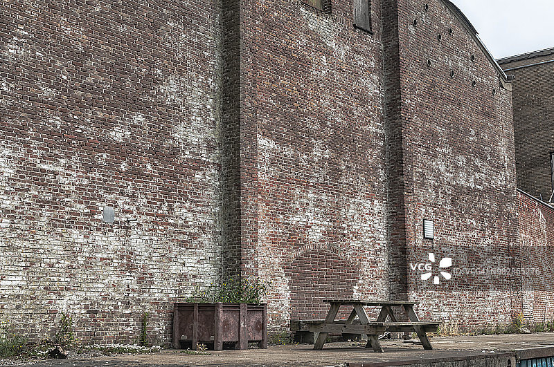 一个旧工厂大厅的正面图片素材