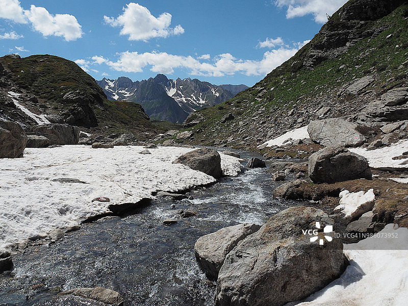 福马扎山谷的山溪和雪图片素材