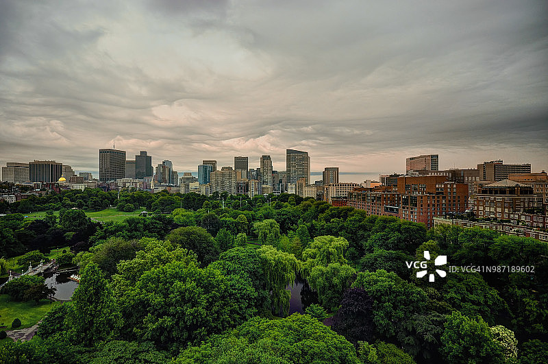 清晨波士顿天际线和波士顿公共花园的照片图片素材