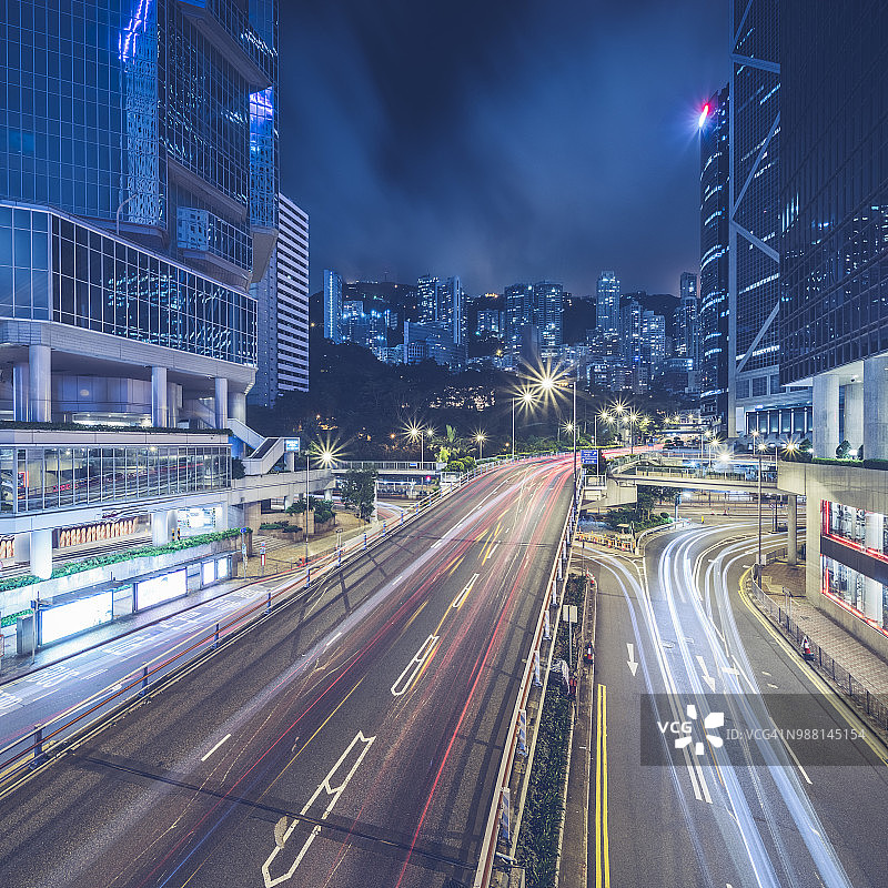 在香港市中心的夜间繁忙的车流图片素材