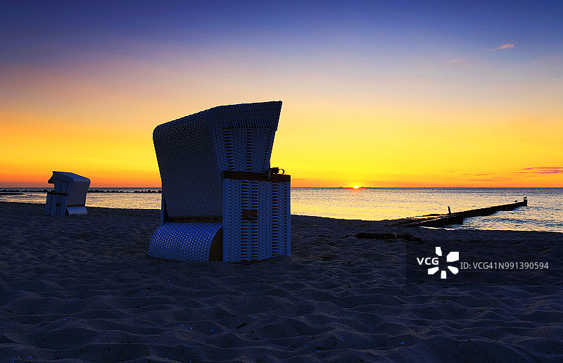 日落时的沙滩椅(德国梅克伦堡- vorpommern)图片素材