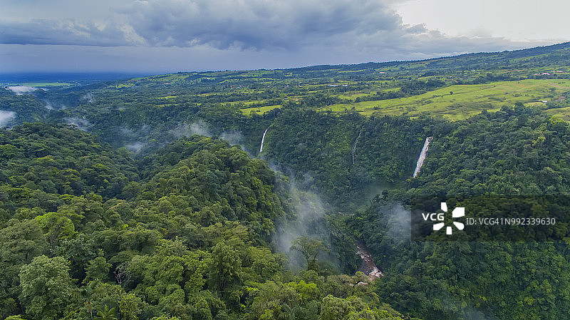 哥斯达黎加热带雨林的峡谷图片素材