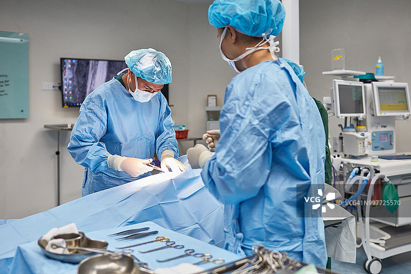 外科医生在医院给病人做手术图片素材