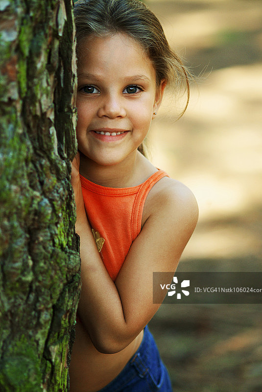 一个女孩的肖像(6-7)躲在树后面图片素材