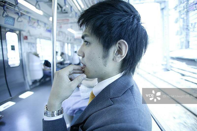 火车上的年轻商人图片素材