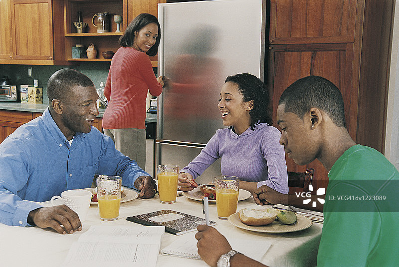 一家人坐在餐桌前吃早餐图片素材