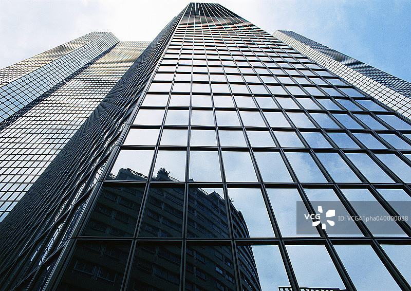 摩天大楼的正面，低角度视角图片素材