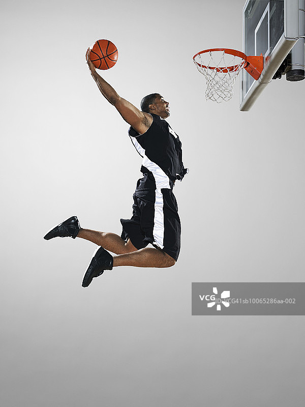 篮球运动员扣篮，低视角图片素材