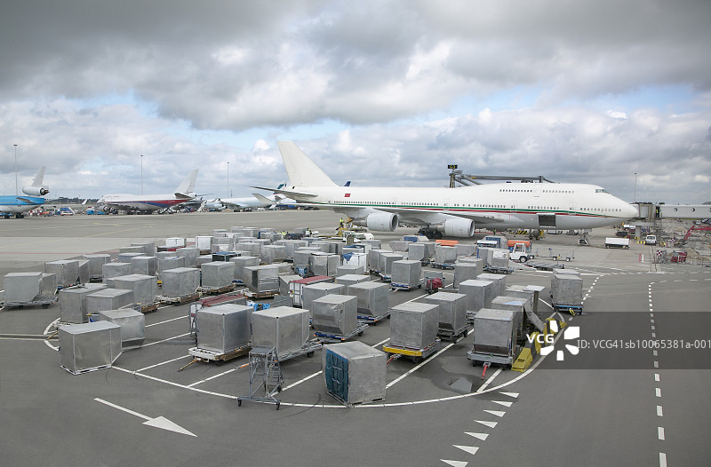 停机坪上有集装箱的飞机图片素材