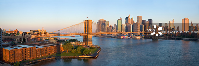 美国纽约，纽约市，曼哈顿，横跨东河的布鲁克林大桥和天际线，高架景观图片素材