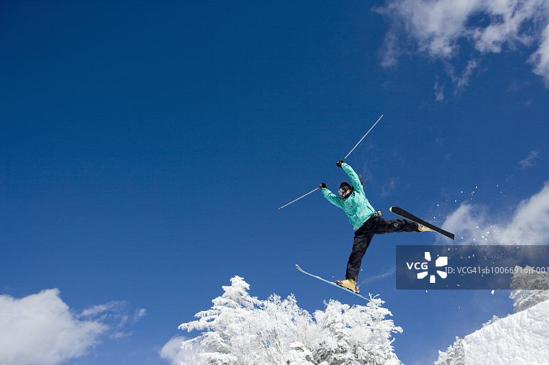 滑雪板上跳跃的人图片素材
