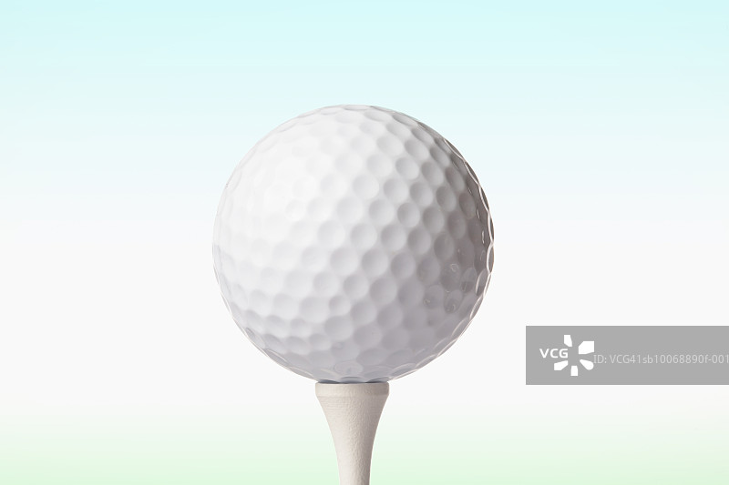 白色球座上的高尔夫球，特写图片素材