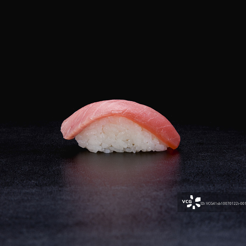 黑色背景上的中田罗寿司图片素材