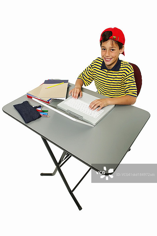 一个男孩(11-12)在笔记本电脑上工作图片素材