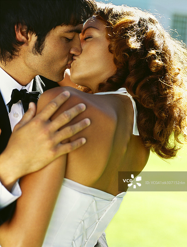 新婚夫妇接吻的侧影图片素材