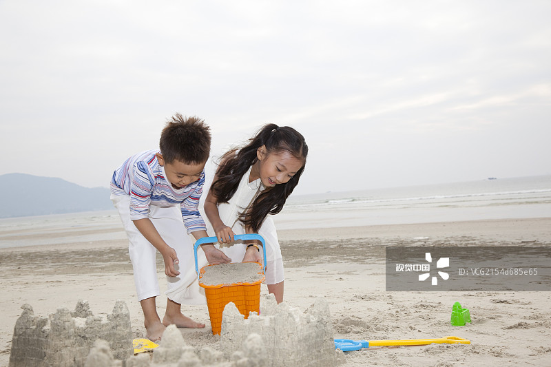 小男孩小女孩在海滩玩耍图片素材