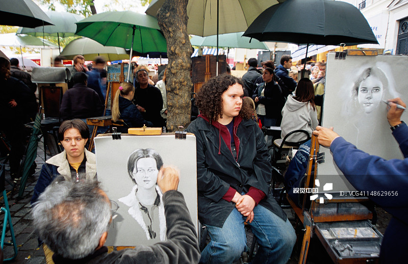 画家们在蒙马特广场上画肖像。图片素材