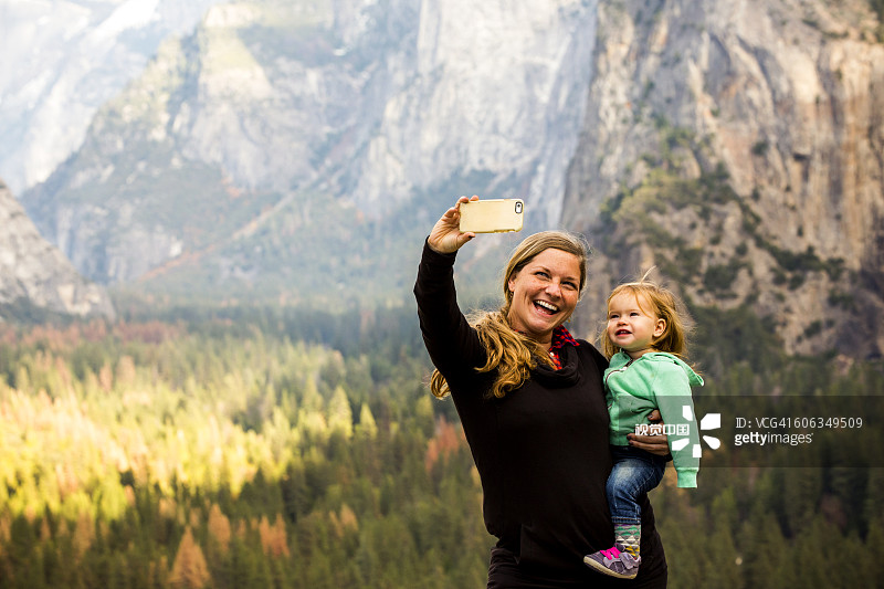 白人母亲和女儿在约塞米蒂国家公园，加利福尼亚州，美国图片素材