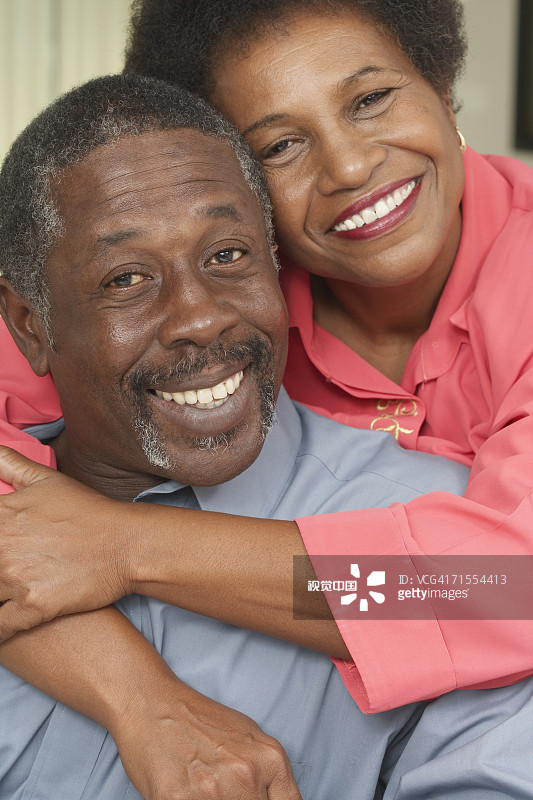 年长非洲裔美国夫妇微笑的特写图片素材