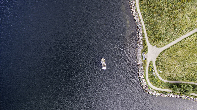 丹麦腓特烈松海岸上的游船鸟瞰图图片素材