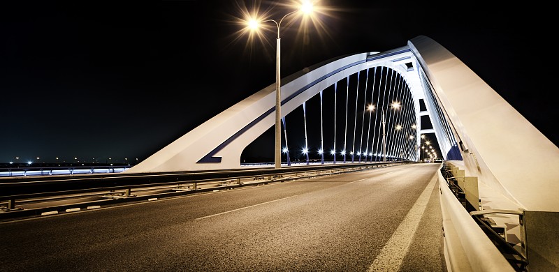 夜间的现代桥图片素材