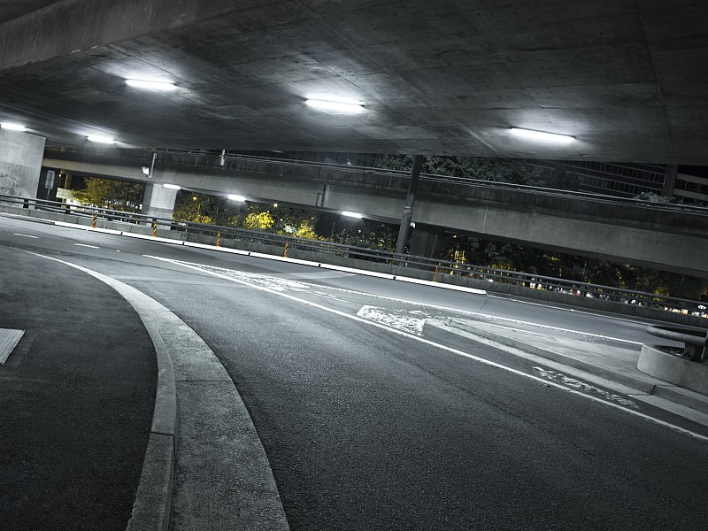夜间的城市高速公路地下通道图片下载