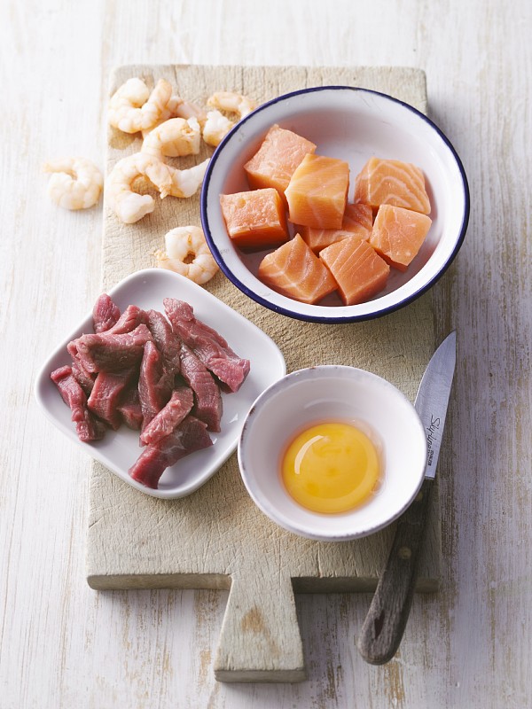 虾，鲑鱼，牛肉和鸡蛋，添加蛋白质的蔬菜汤图片下载
