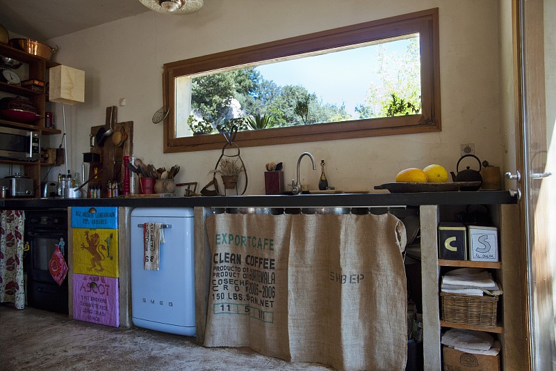 古怪的厨房柜台，咖啡袋窗帘和手工制作的门图片下载