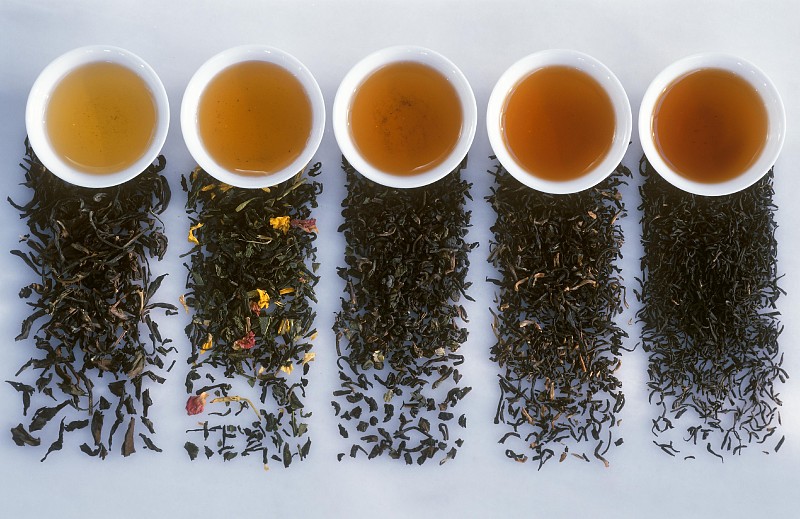 各种各样的小碗红茶与相关的茶叶图片下载