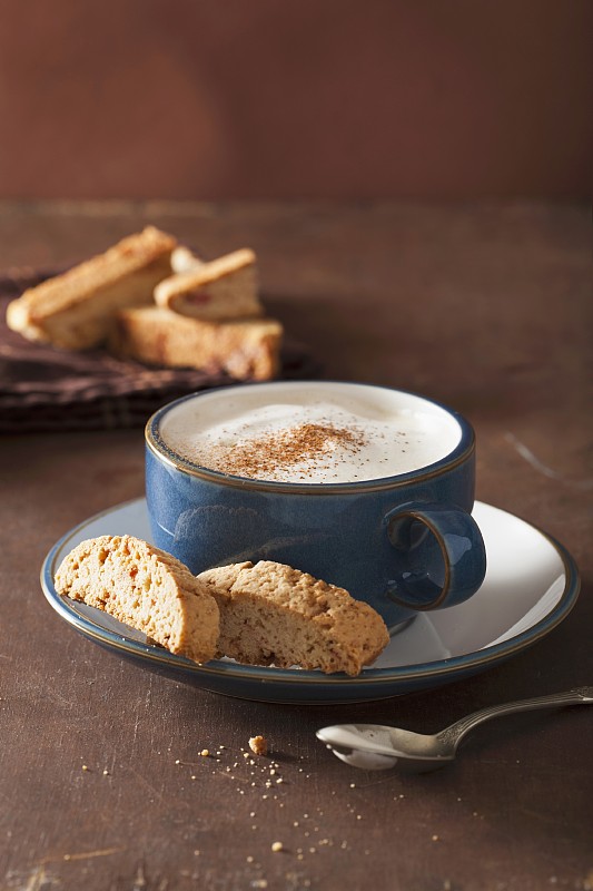 卡布奇诺咖啡和意大利式脆饼图片素材