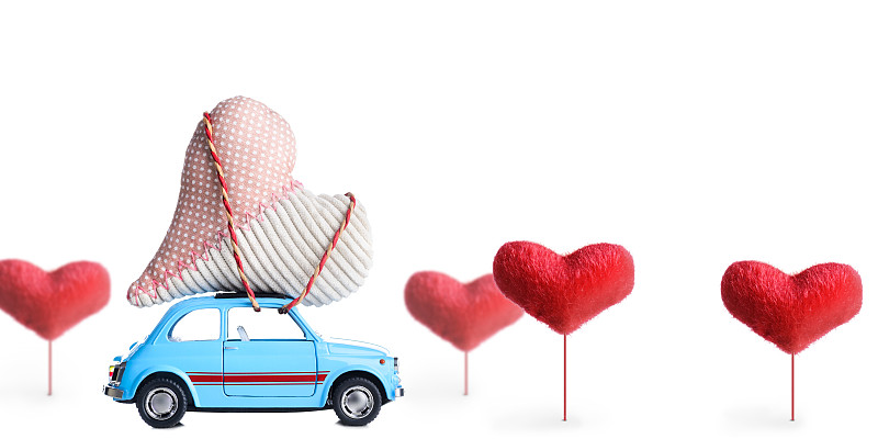 复古玩具车和情人节的心图片下载