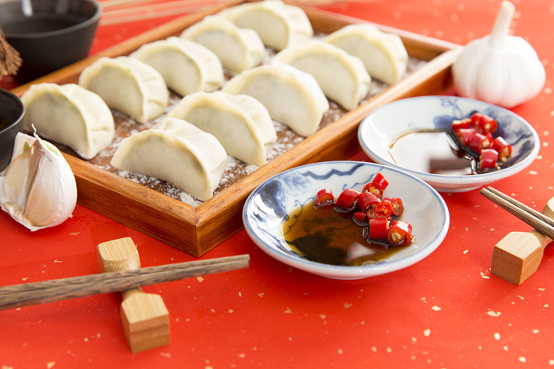 中国传统新年饺子和酒图片下载