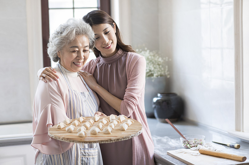 快乐的母女俩在厨房包饺子图片下载
