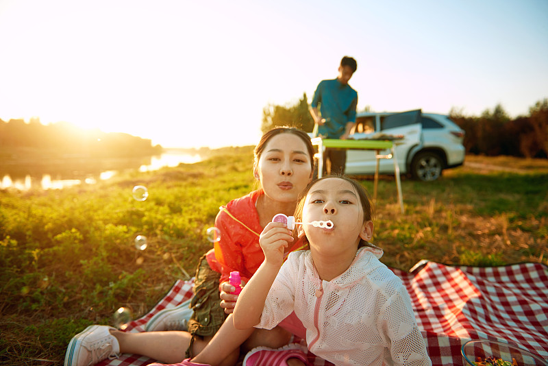 幸福家庭户外野餐图片下载