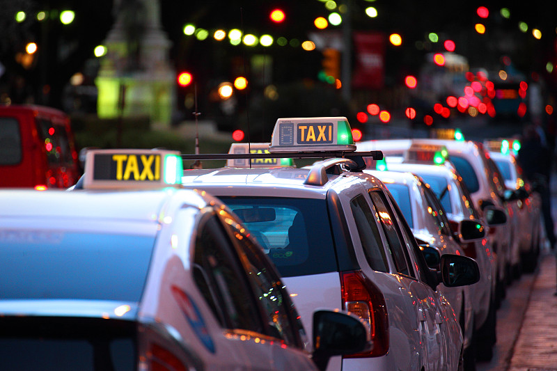 西班牙 马拉加 夜晚的出租车图片下载