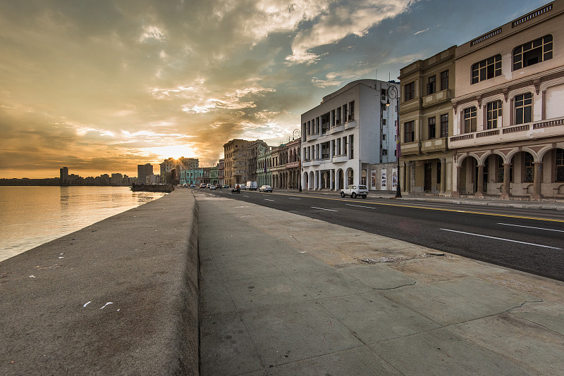 古巴哈瓦那海滨长廊上的日落图片下载