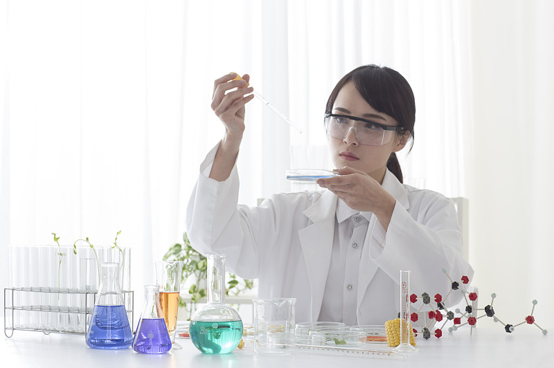 一位女性科学家在做科学实验图片素材