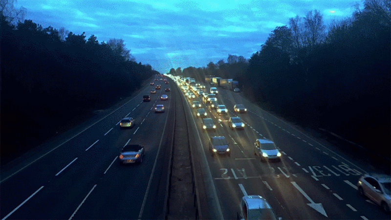 黄昏时分高速公路上的交通图片下载