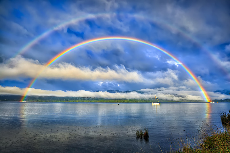 蒂阿瑙湖上双彩虹图片下载